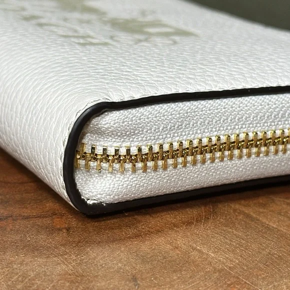 *LIKE NEW* COACH Embossed Horse & Carriage Long Zip-Around Wallet - Picture 7 of 16